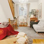 Authentic House Metro 7 Pierre Et Marie Curie *