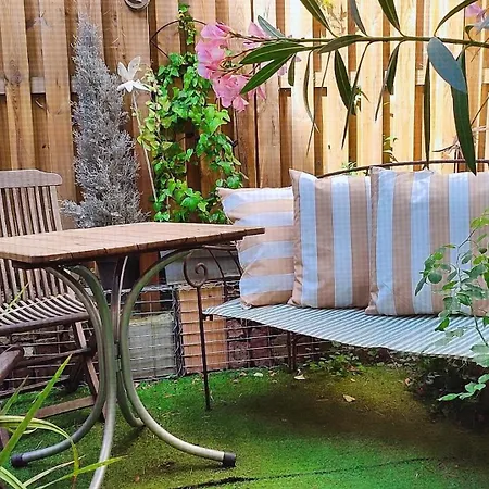 Authentic House 2 Maisons 1 Ideale Pour Groupes, Capacite 30 Personnes Semesterbostad Paris