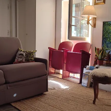 Authentic House 2 Maisons 1 Ideale Pour Groupes, Capacite 30 Personnes Casa de Férias Paris