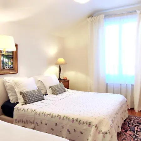 Authentic House 2 Maisons 1 Ideale Pour Groupes, Capacité 30 Personnes Сasa de vacaciones París