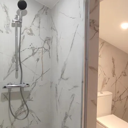 Authentic House Metro 7 Pierre Et Marie Curie *
