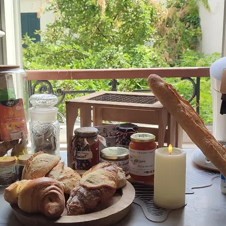 Authentic House Metro 7 Pierre Et Marie Curie Tatil Evi *