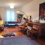 Authentic House Metro 7 Pierre Et Marie Curie Semesterbostad